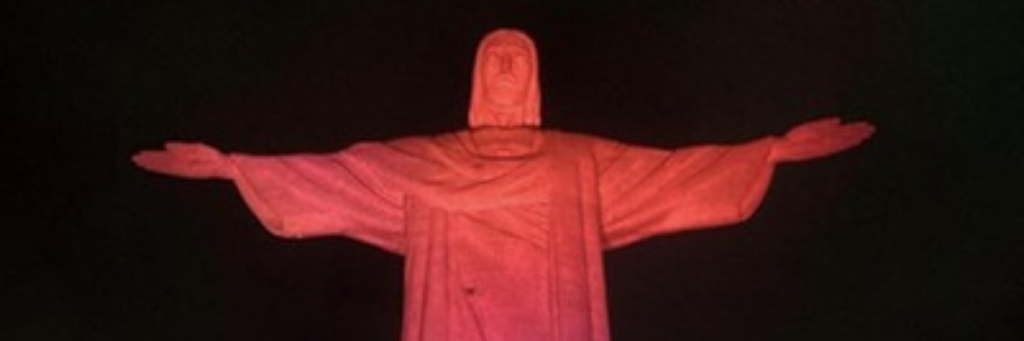 cristo-redentor-e-iluminado-com-as-cores-do-dia-internet-segura