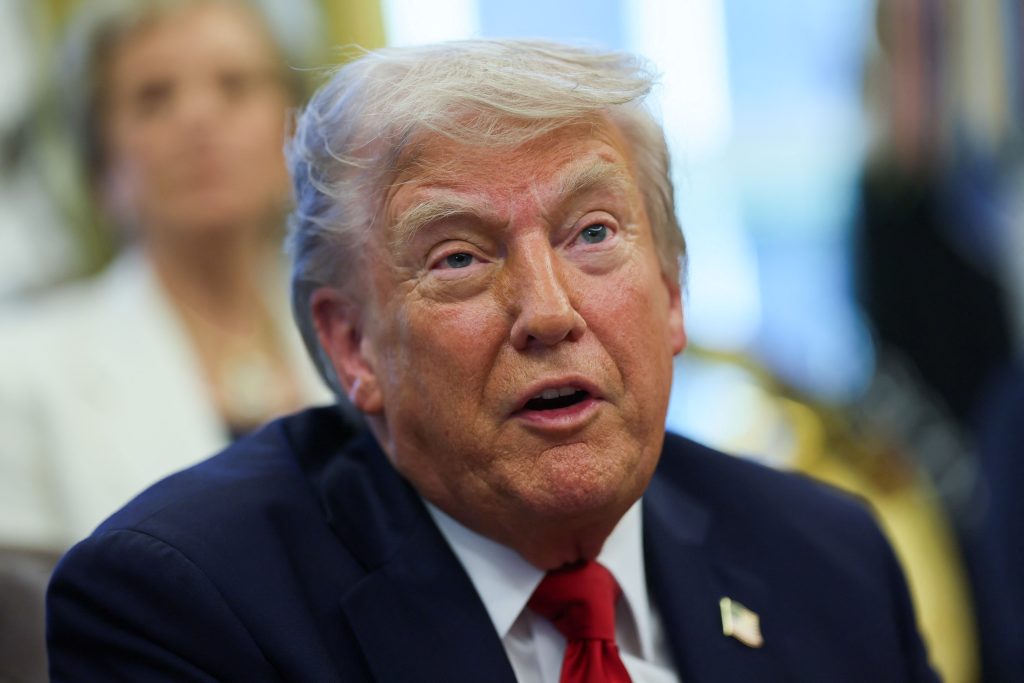 chines-da-banana-milionaria,-homem-mascarado:-quem-vai-ao-jantar-cripto-de-trump?