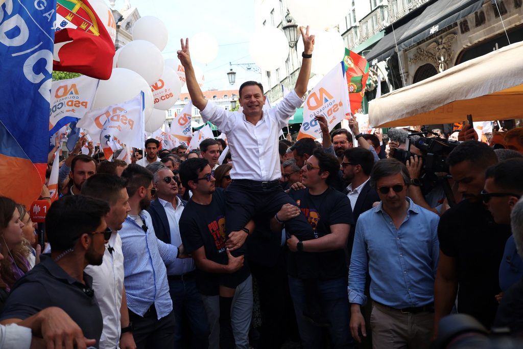 centro-direita-de-montenegro-e-reeleita-em-portugal;-extrema-direita-cresce