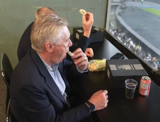 ancelotti-come-biscoito-de-polvilho-em-camarote-no-nilton-santos-e-torcedores-vibram