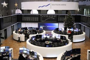 bolsas-europeias-fecham-mistas-com-tensao-eua-china-e-multas-no-luxo