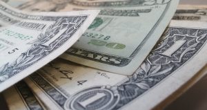 cambio:-dolar-perde-forca-apos-falas-de-powell-e-haddad