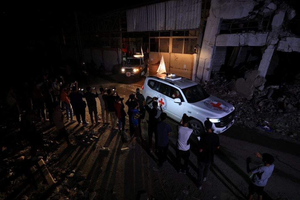 hamas-entrega-corpos-de-refens-apos-israel-ameacar-reduzir-ajuda-a-gaza