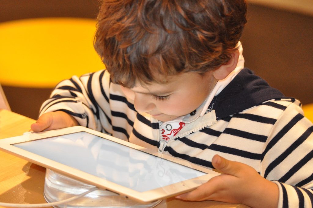governo-cria-faixa-indicativa-de-6-anos-para-apps-e-reforca-protecao-digital-infantil