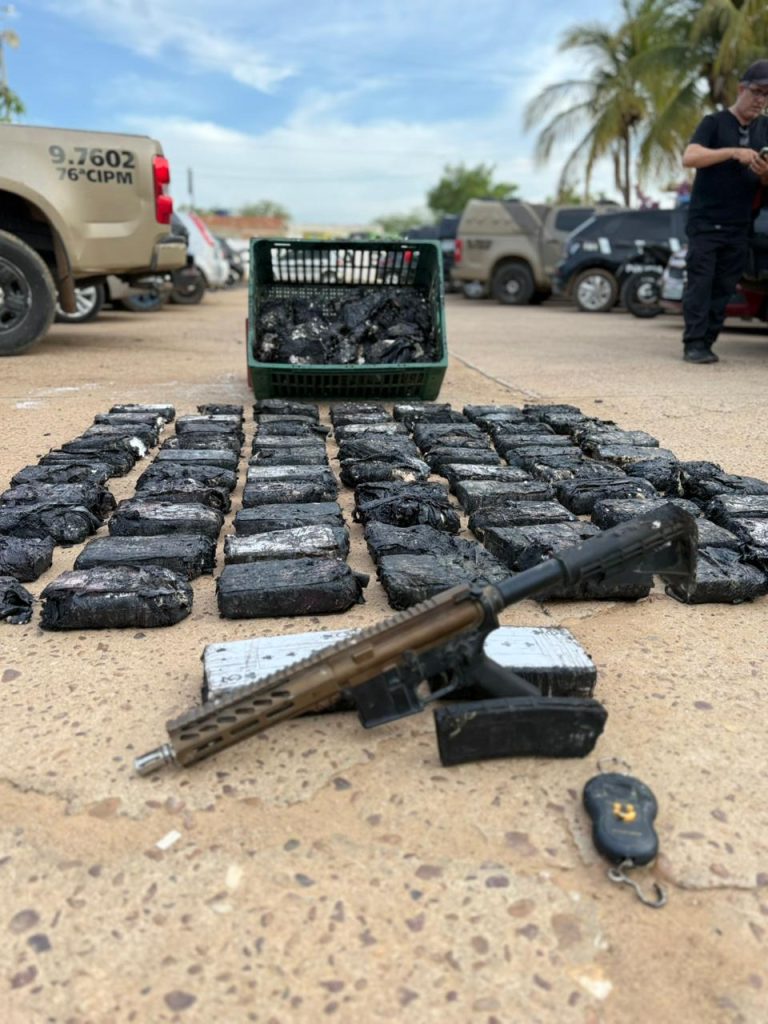 apos-atender-a-ocorrencia-de-incendio,-pm-apreende-fuzil-e-mais-de-100kg-de-cocaina-em-juazeiro