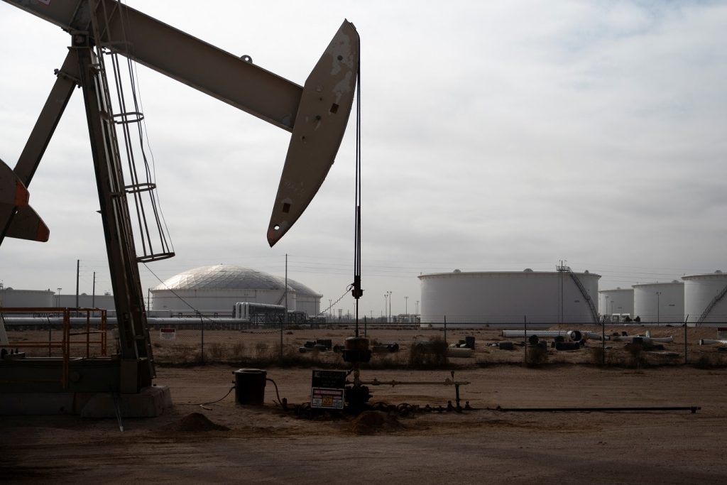 estoques-de-petroleo-nos-eua-sobem-600-mil-barris,-revela-doe;-projecao-era-de-queda