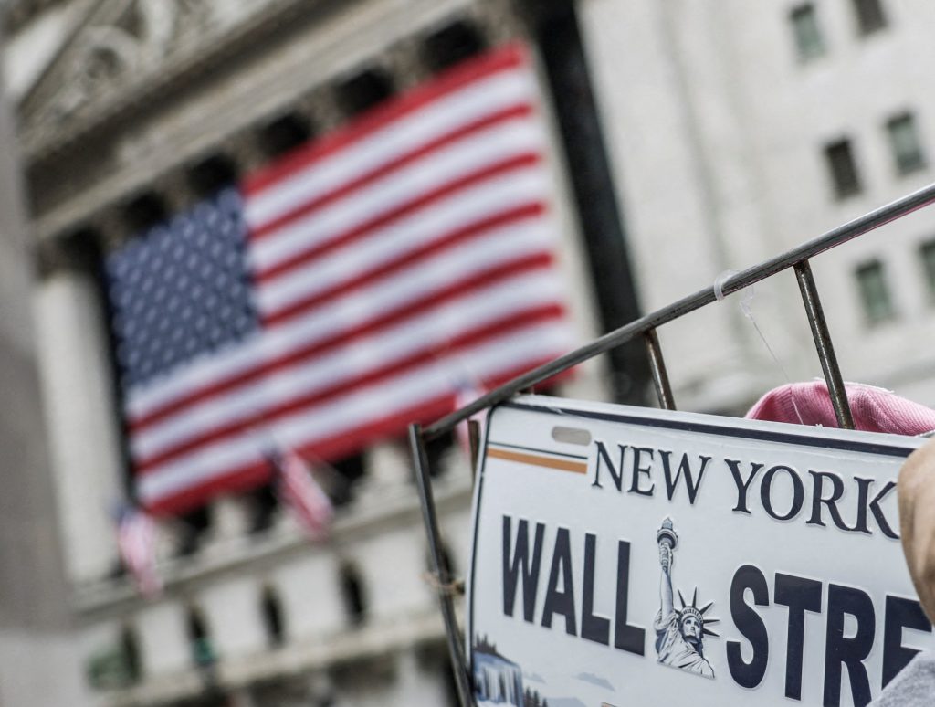 bolsas-de-ny-trocam-sinal-e-fecham-em-alta,-puxadas-por-bancos-e-energia;-techs-caem