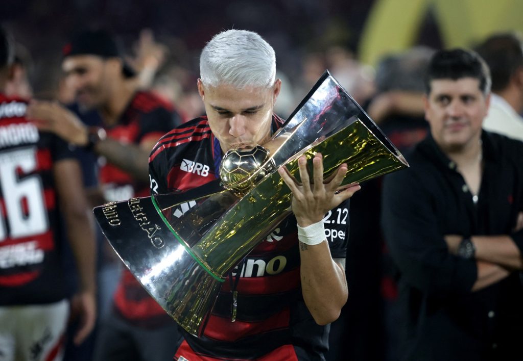 saiba-quanto-o-flamengo-ganha-de-premiacao-pelo-titulo-do-brasileirao