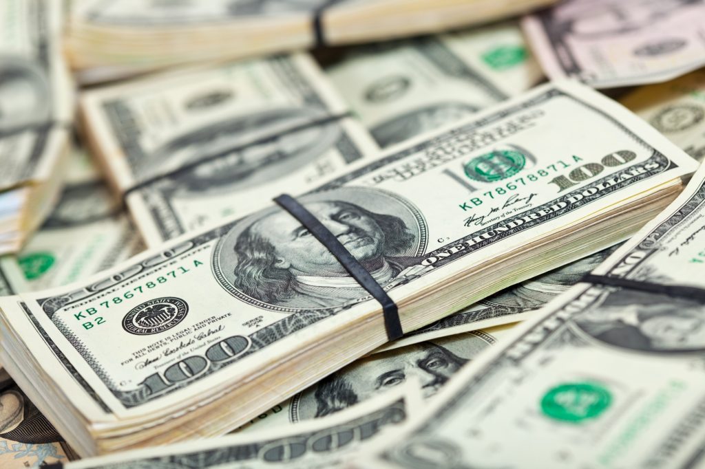 dolar-recua-a-r$-5,30-com-foco-no-pib-e-apostas-em-corte-de-juros-nos-eua